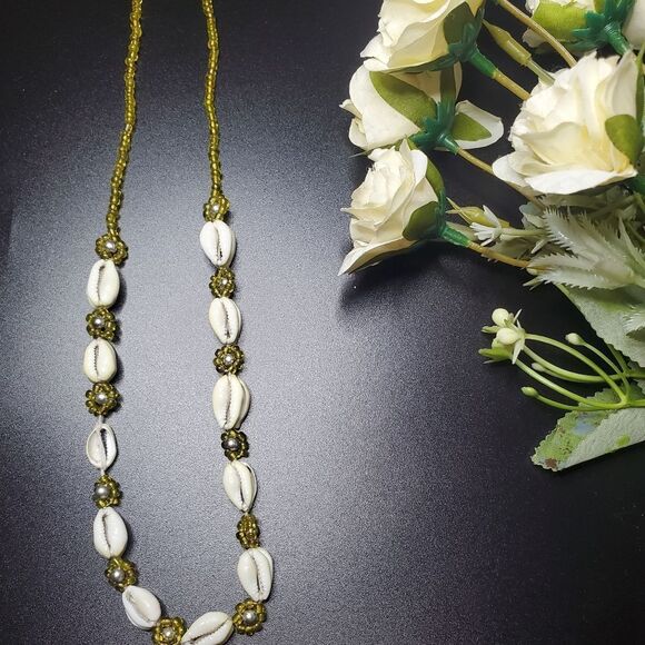 Seashell bay yellow green beaded‎ cowrie necklace - Picture 1 of 3